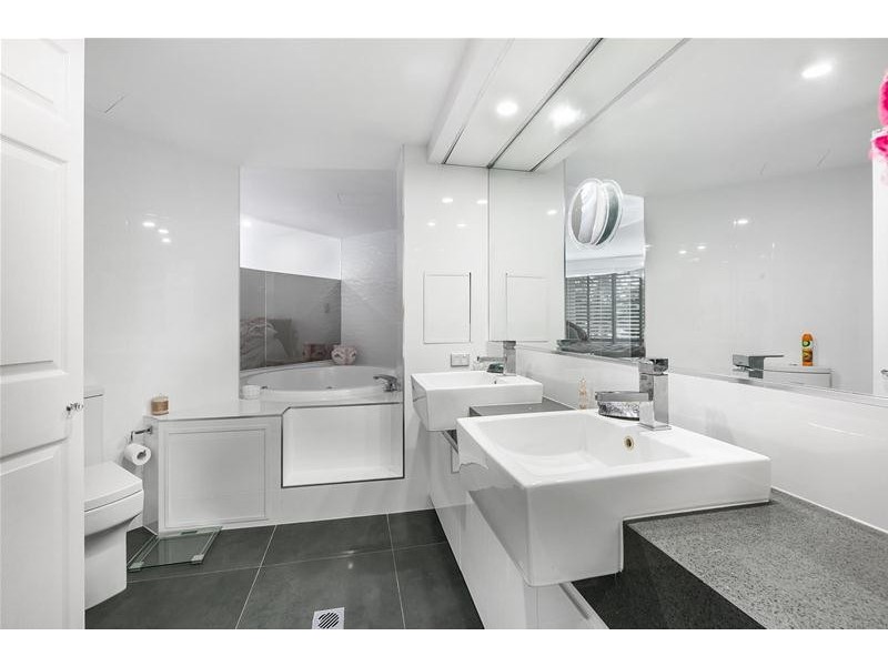 ‘PARK LANE’ 1 Peak Avenue, Main Beach QLD 4217