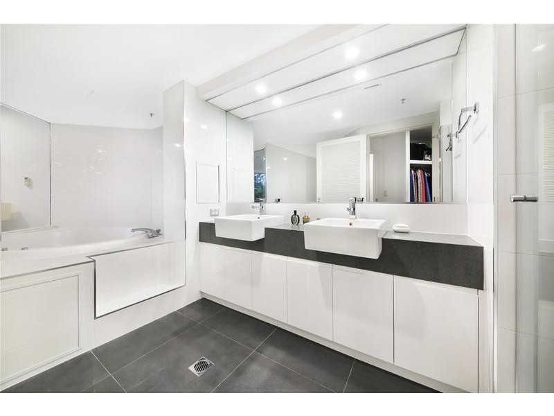 1 Peak Avenue ‘PARK LANE’, Main Beach QLD 4217