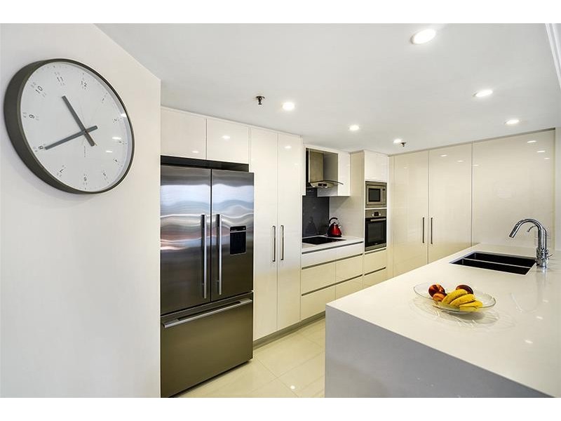 ‘MAIN BEACH TOWER’ 2 Cronin Avenue, Main Beach QLD 4217