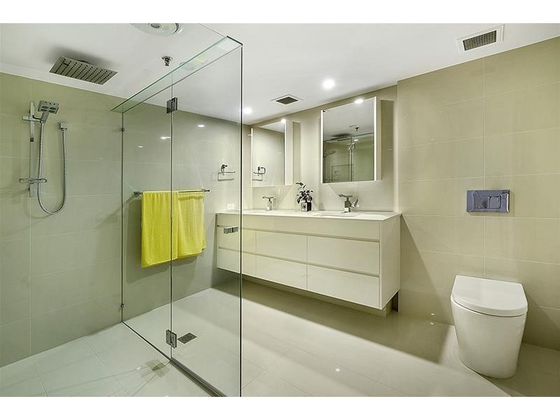 ‘MAIN BEACH TOWER’ 2 Cronin Avenue, Main Beach QLD 4217