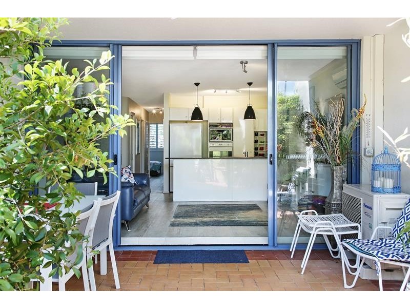 ‘MAIN PLACE’ 32 Cronin  Avenue, Main Beach QLD 4217