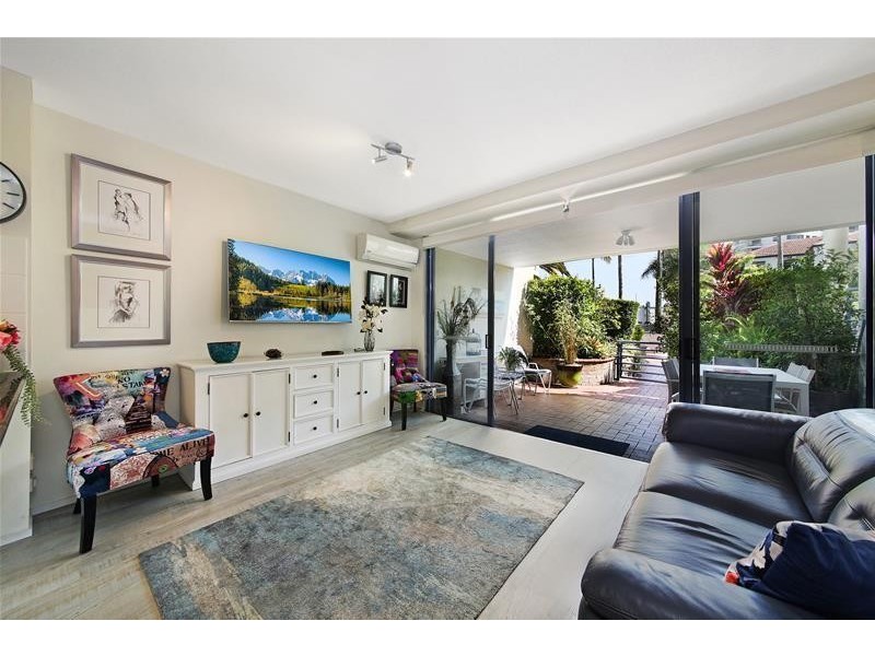 ‘MAIN PLACE’ 32 Cronin  Avenue, Main Beach QLD 4217