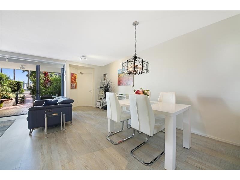 ‘MAIN PLACE’ 32 Cronin  Avenue, Main Beach QLD 4217