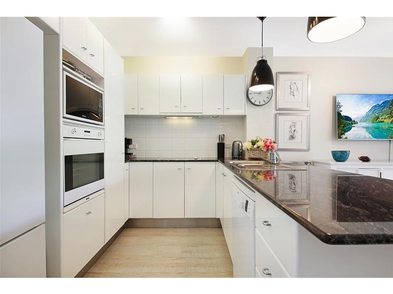 ‘MAIN PLACE’ 32 Cronin  Avenue, Main Beach QLD 4217