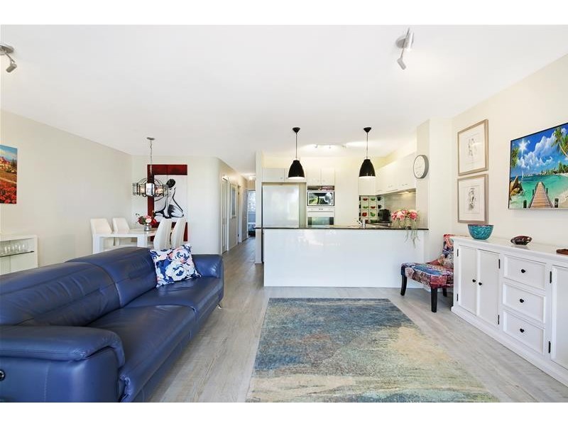 ‘MAIN PLACE’ 32 Cronin  Avenue, Main Beach QLD 4217