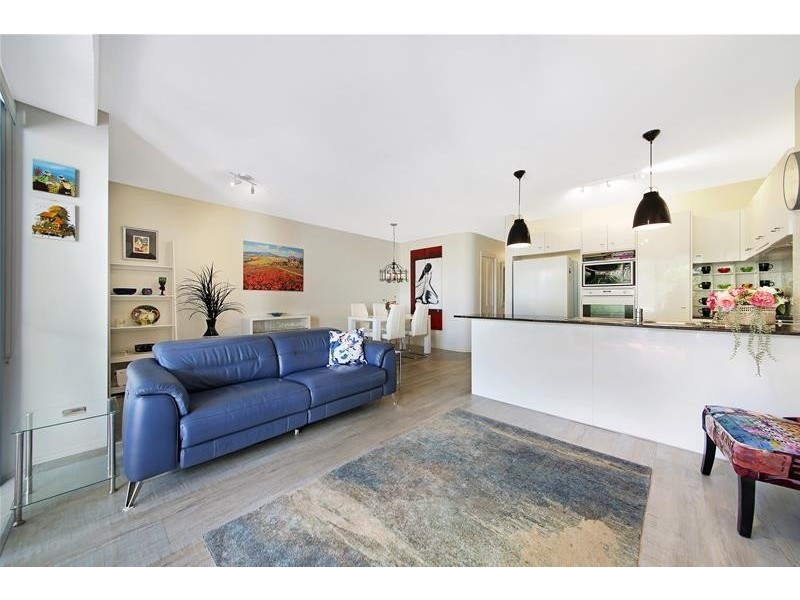 ‘MAIN PLACE’ 32 Cronin  Avenue, Main Beach QLD 4217