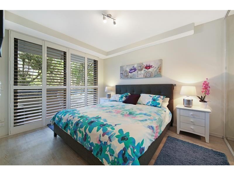 ‘MAIN PLACE’ 32 Cronin  Avenue, Main Beach QLD 4217