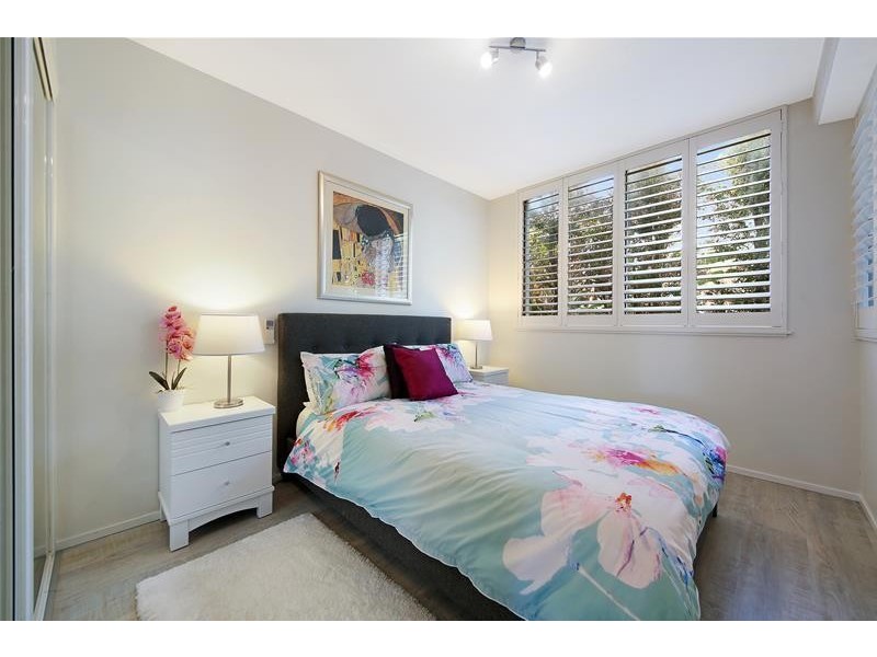 ‘MAIN PLACE’ 32 Cronin  Avenue, Main Beach QLD 4217