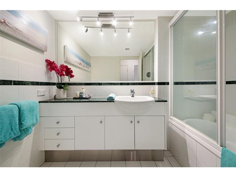 ‘MAIN PLACE’ 32 Cronin  Avenue, Main Beach QLD 4217