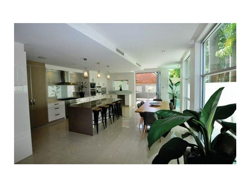 45A Breaker Street, Main Beach QLD 4217