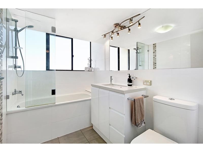 Broadwater Shores 9 Bayview Street, Runaway Bay QLD 4216