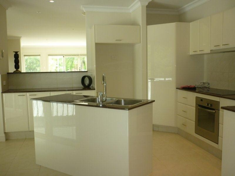 ‘BUDDS BEACH’ 28 Birt Avenue, Main Beach QLD 4217