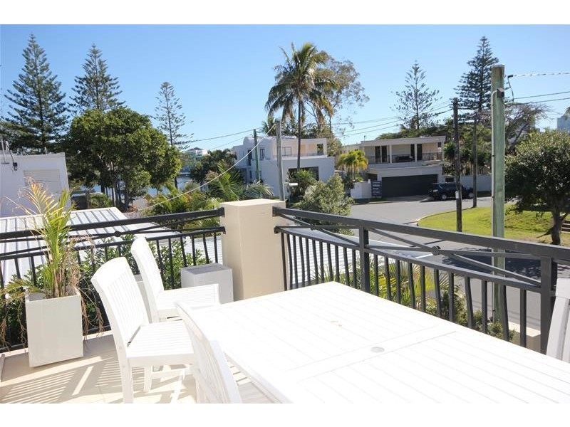 ‘BUDDS BEACH’ 28 Birt Avenue, Main Beach QLD 4217