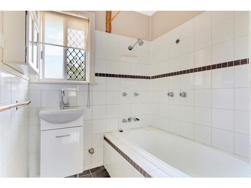 ‘Penola Court’ 15 Cronin Avenue, Main Beach QLD 4217