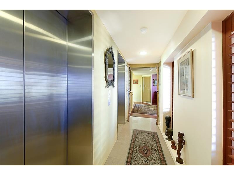 ‘Calais’ 19 Peak  Avenue, Main Beach QLD 4217