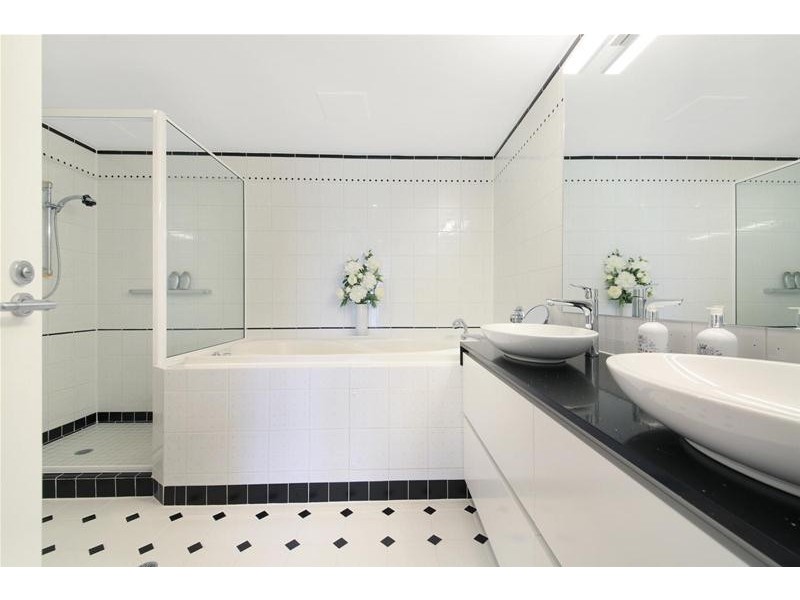 ‘GRAND MARINER’ 12 Commodore Drive, Paradise Waters QLD 4217