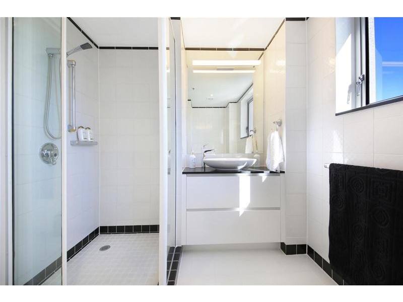 ‘GRAND MARINER’ 12 Commodore Drive, Paradise Waters QLD 4217