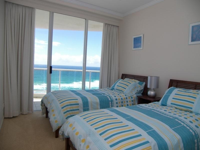 5 Woodroffe Avenue, Main Beach QLD 4217