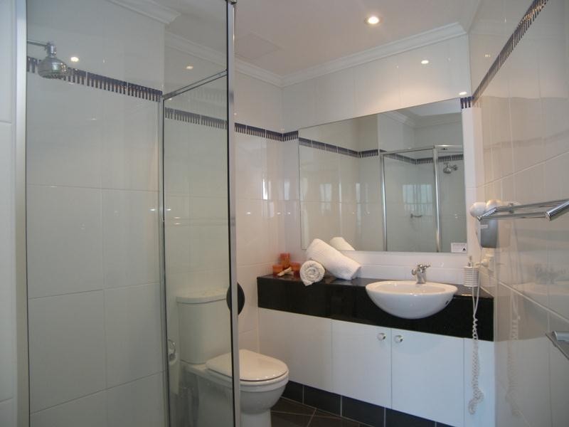 5 Woodroffe Avenue, Main Beach QLD 4217