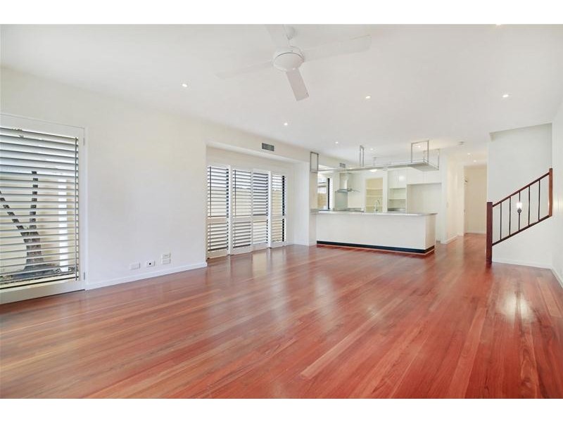 2/3 Mountbatten Avenue, Main Beach QLD 4217