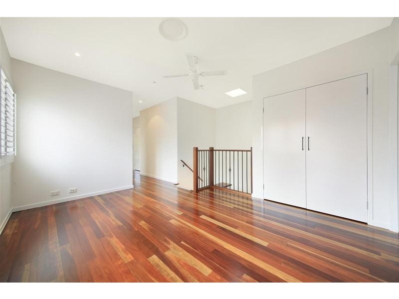 2/3 Mountbatten Avenue, Main Beach QLD 4217