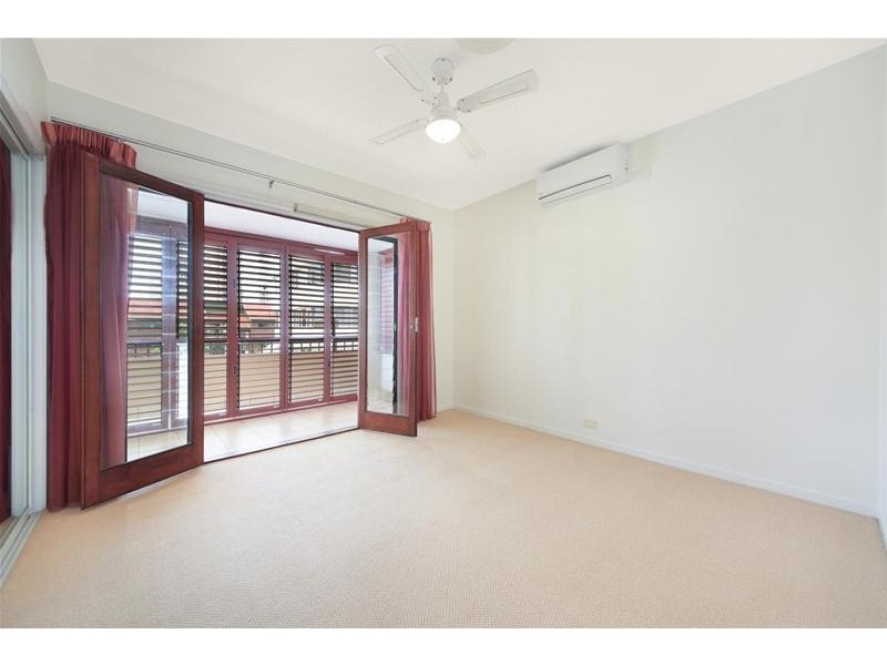 2/3 Mountbatten Avenue, Main Beach QLD 4217