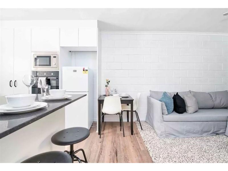 9 Cronin Avenue, Main Beach QLD 4217