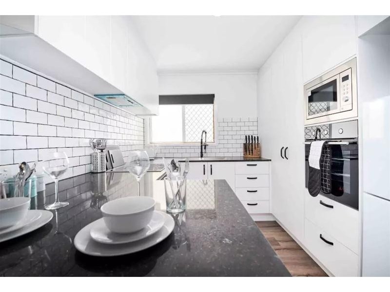 9 Cronin Avenue, Main Beach QLD 4217