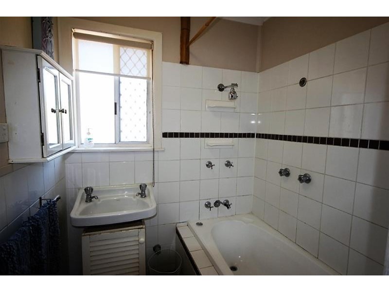 ‘PENOLA COURT’ 15 Cronin  Avenue, Main Beach QLD 4217