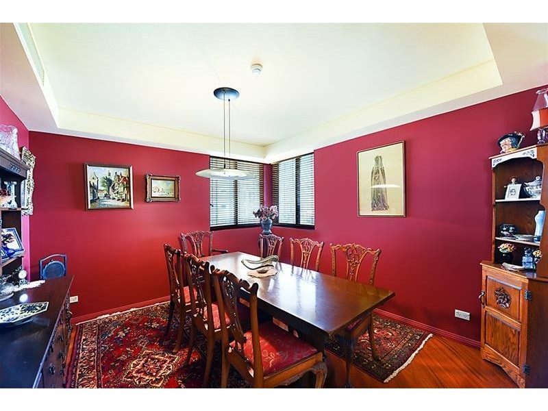 ‘CALAIS’ 19 Peak Avenue, Main Beach QLD 4217