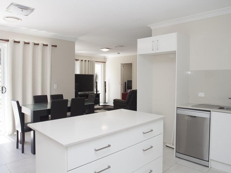 62 Hawkesbury Avenue, Pacific Pines QLD 4211