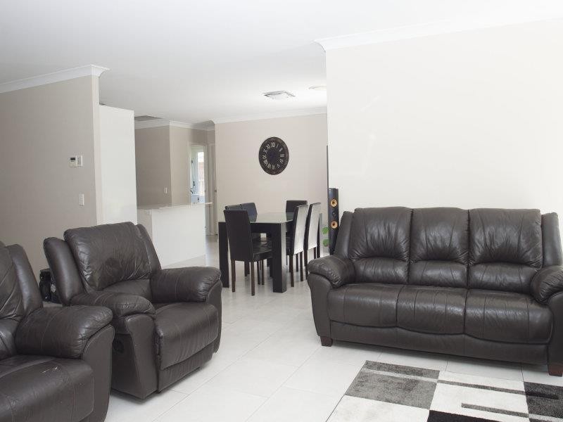 62 Hawkesbury Avenue, Pacific Pines QLD 4211