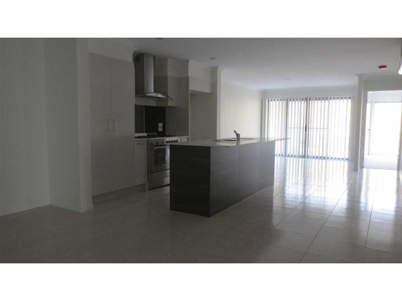 2/18  Gullwing Drive, Upper Coomera QLD 4209