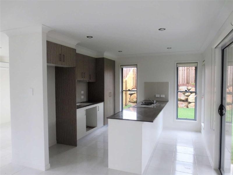 2/24  Cirrus Way, Coomera QLD 4209