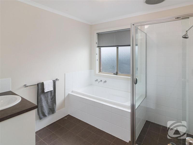 17 Carlson Street, Mount Barker SA 5251