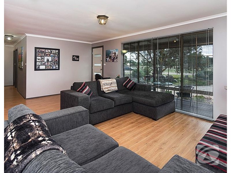 15 Cemetery Road, Callington SA 5254