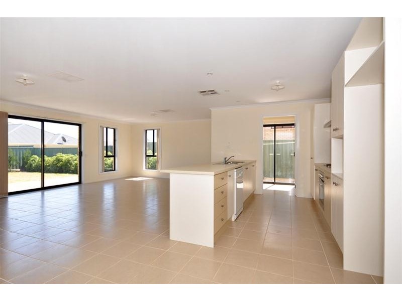 27 Downing Street, Mount Barker SA 5251