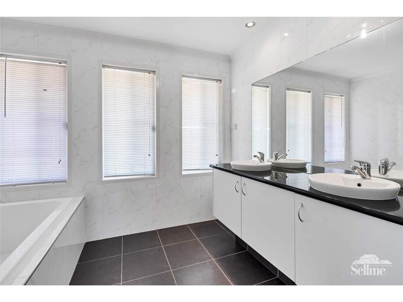 16 Slipstream Road, Coomera Waters QLD 4209