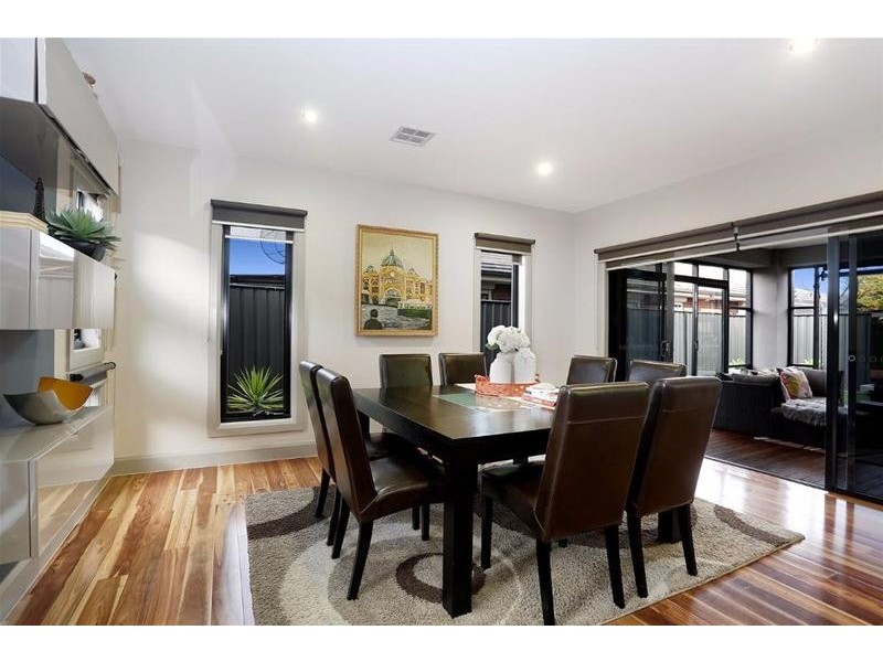 8 Sinclair Green, Derrimut VIC 3030