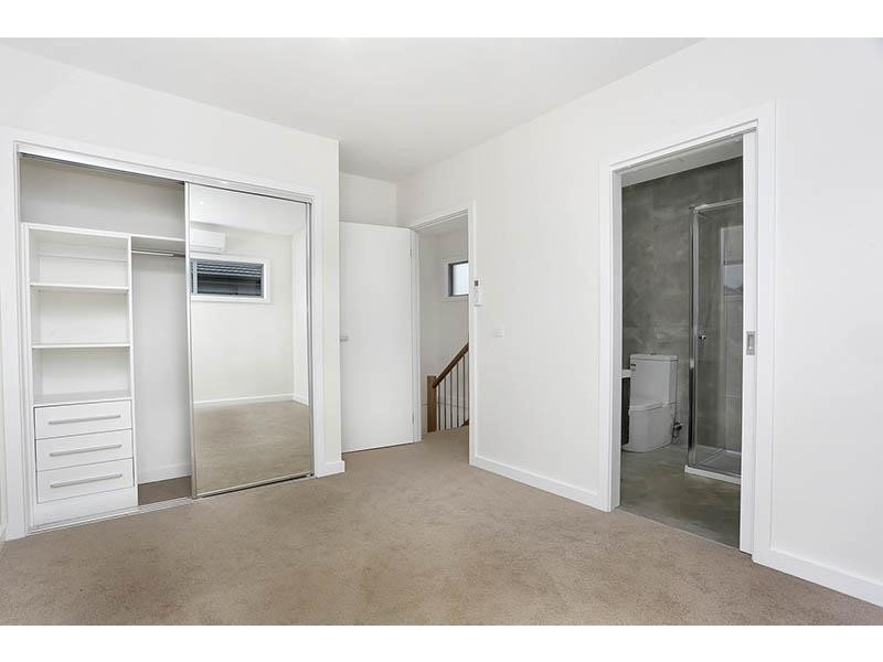 2/7 Stapley Crescent, Altona North VIC 3025