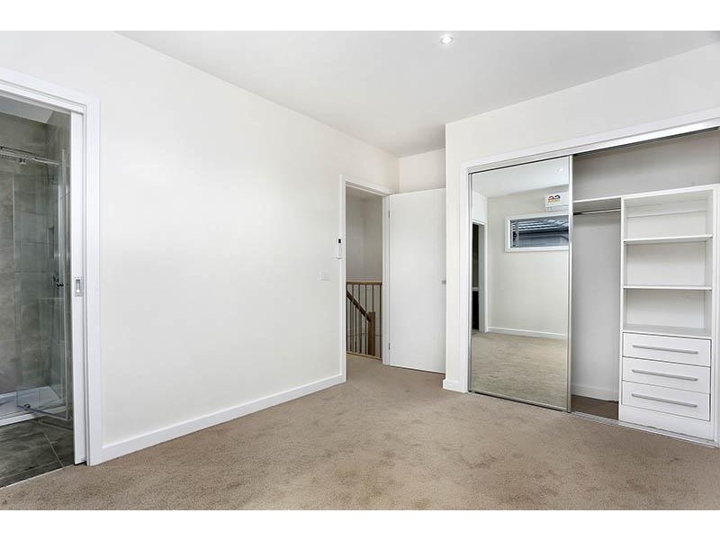 2/7 Stapley Crescent, Altona North VIC 3025