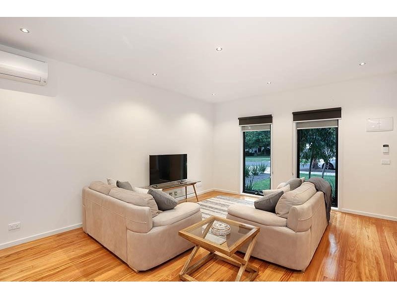 1/11 Almond Avenue, Brooklyn VIC 3012