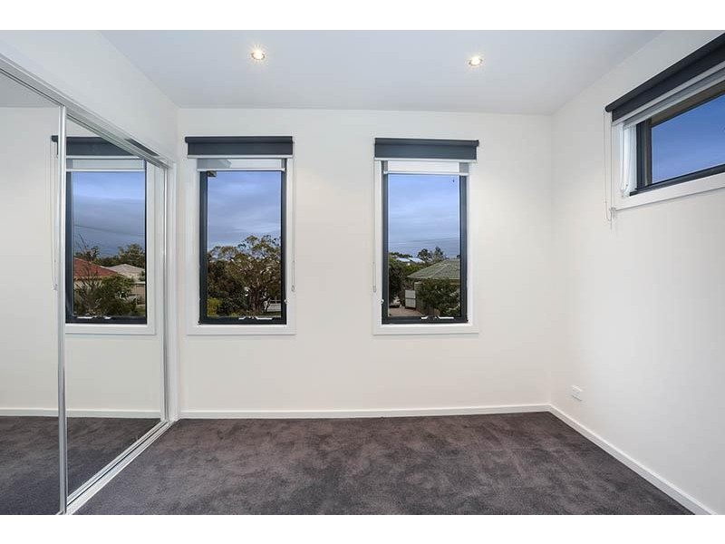 1/11 Almond Avenue, Brooklyn VIC 3012