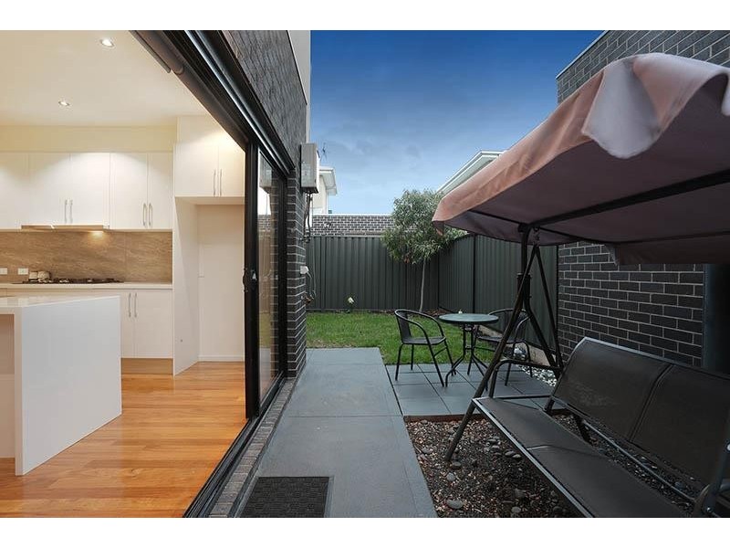 1/11 Almond Avenue, Brooklyn VIC 3012