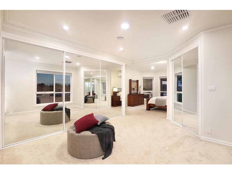 9 Elegan Court, Hillside VIC 3037