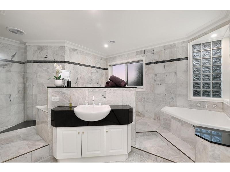 9 Elegan Court, Hillside VIC 3037