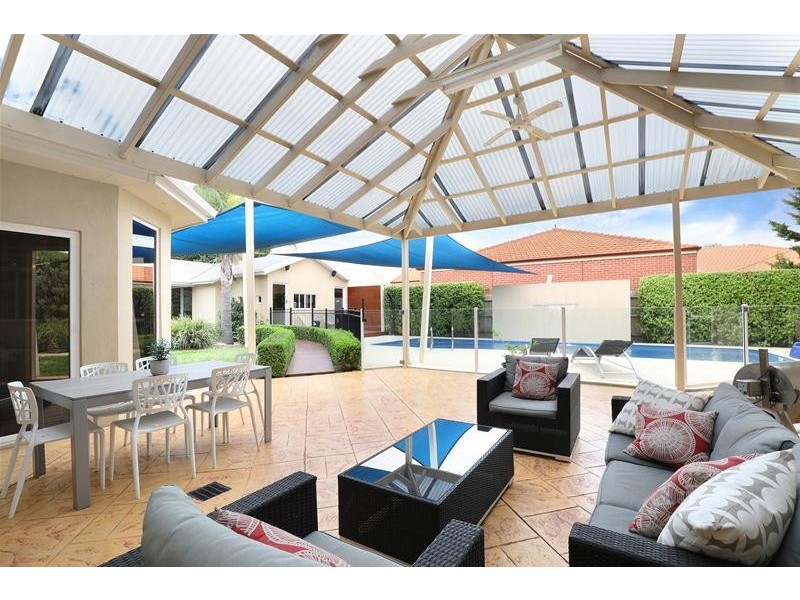 9 Elegan Court, Hillside VIC 3037