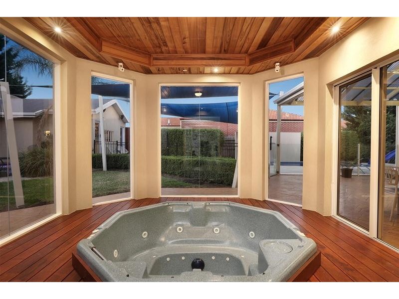 9 Elegan Court, Hillside VIC 3037