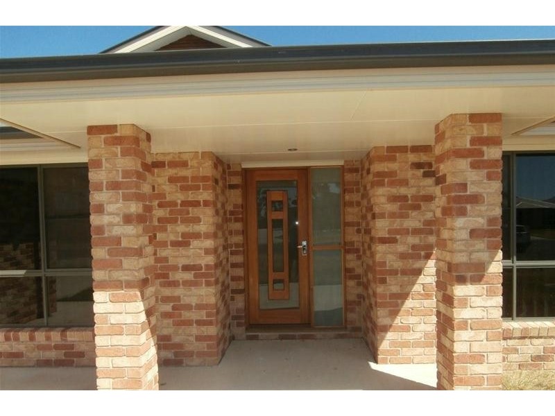 27 Bishop Drive, Miles QLD 4415