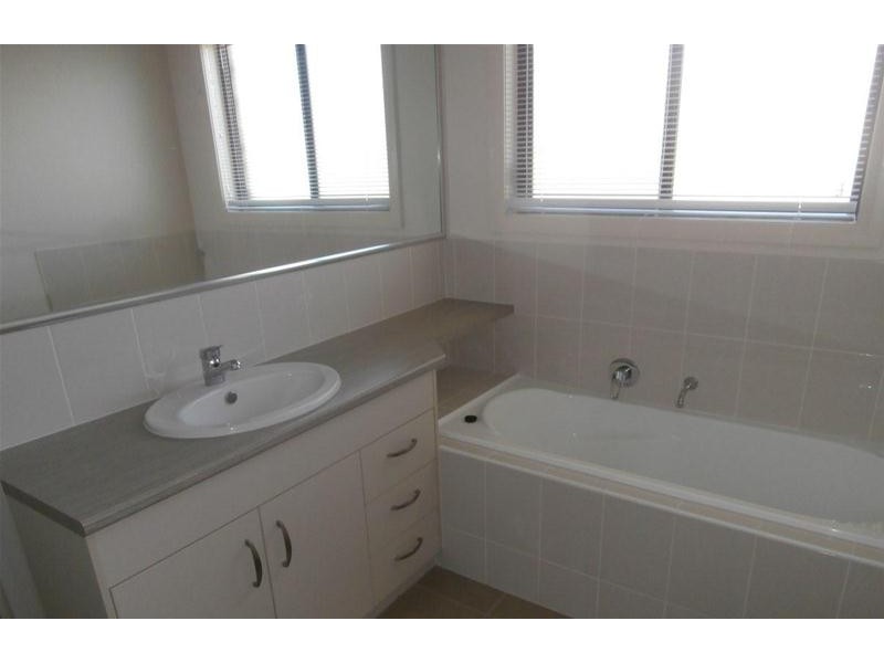 27 Bishop Drive, Miles QLD 4415